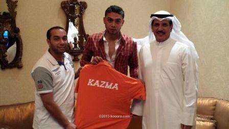 رئيس نادي كاظمة اسعد البنوان مع المحترف الاردني سعيد مرجان وإداري الفريق صالح العنيزي