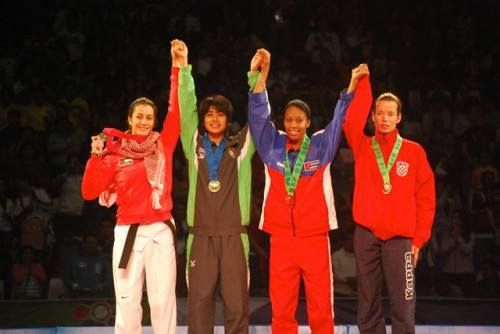 دانا حيدر "يسار" لحظة التتويج بالميدالية الفضية