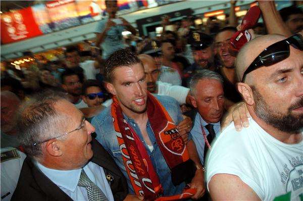 وصول ستروتمان إلى مطار روما