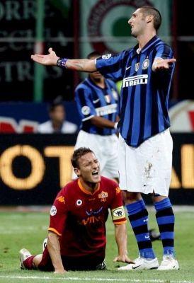 توتي ساقط على الأرض بعد عرقله من ماتيراتزي