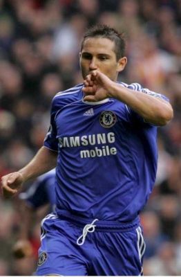 فرانك لامبارد و الفرحة بعد تسجيل هدف تشيلسي الوحيد .