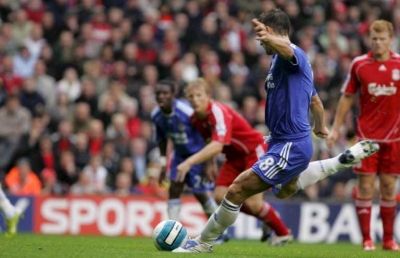 فرانك لامبارد لحظة تنفيذ ضربة الجزاء .