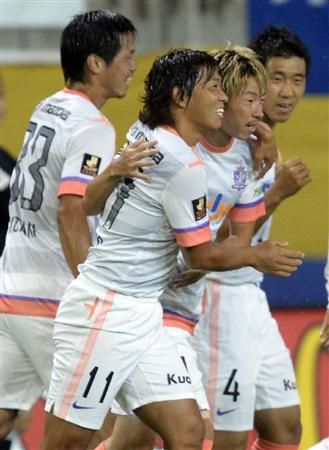 لاعبو فريق هيروشيما يحتفلون بعد تسجيلهم الهدف الثاني بمرمى فيجالتا سينداي