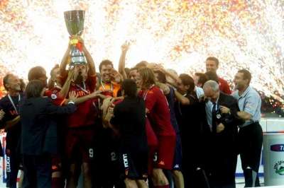 فرحة الفريق بعد إحراز اللقب .