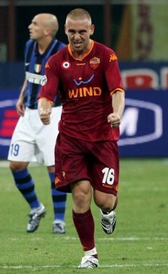 فرحة دانييل دي روسي بعد تسجيله هدف اللقاء الوحيد .