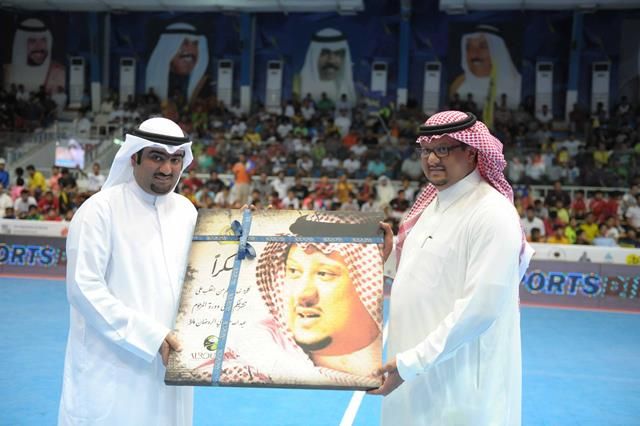 الروضان يقدم هدية تذكارية لرئيس النصر