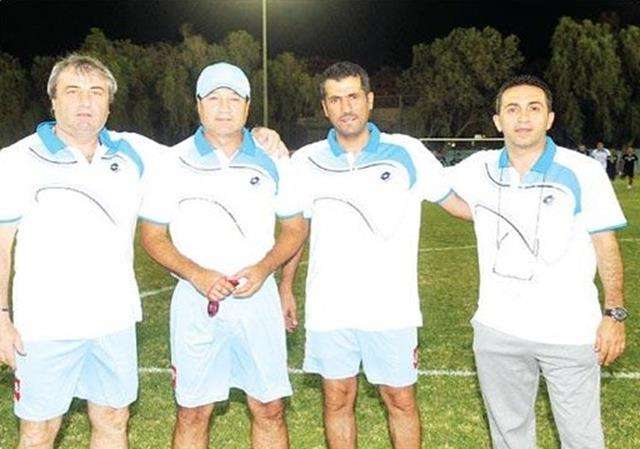 الروماني ميهاي مدرب السالمية وعادل يوسف مدير الفريق وباقي الجهاز الفني