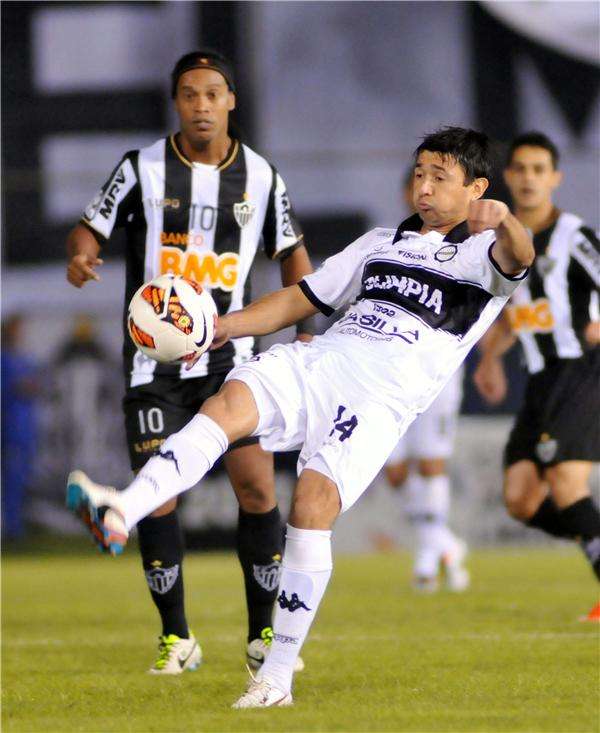 صراع على الكرة بين أراندا لاعب أوليمبيا ورونالدينيو لاعب مينيرو