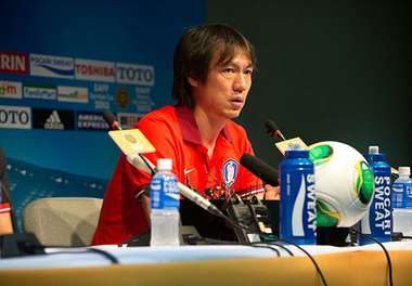 مدرب منتخب كوريا الجنوبية هونج ميونج بو في المؤتمر الصحفي