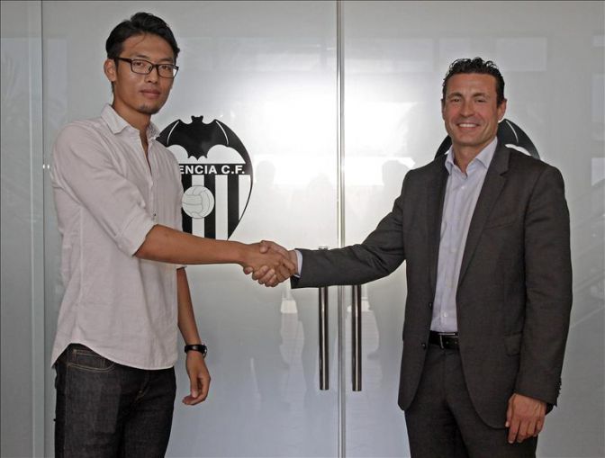ايبوسوكي ( يسار ) بعد انتقاله رسمياً لفريق فالنسيا الإسباني