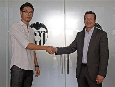 ايبوسوكي ( يسار ) بعد انتقاله رسمياً لفريق فالنسيا الإسباني