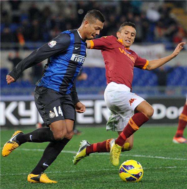 ماركينيوس "إلى اليمين" بقميص روما الإيطالي