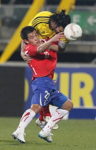 كارلوس مونيوز (يسار)