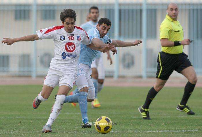 روجيريو مهاجم الكويت يمر من ناصر العثمان مدافع السالمية