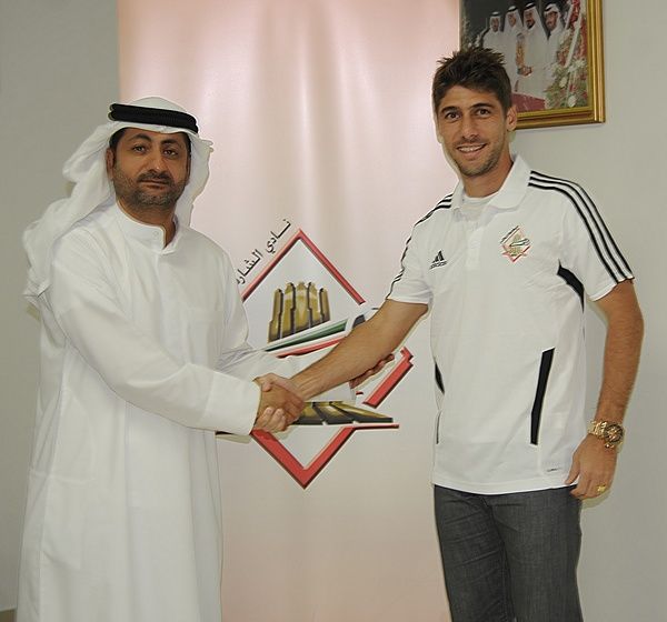 البرازيلي فليبي غابرييل مع المدير التنفيذي للشارقة عقب التعاقد