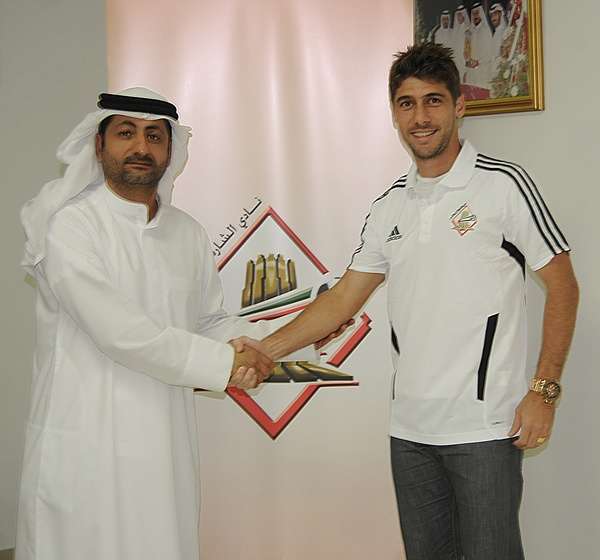 البرازيلي فليبي غابرييل مع المدير التنفيذي للشارقة عقب التعاقد