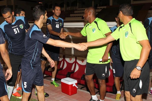 المدرب عيد باروت  يرحب باللاعبين