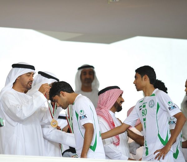 الشقيقان الشحي أثناء التتويج بكأس رئيس الدولة مع الإمارات