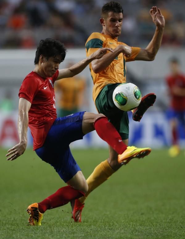 صراع كروي بين الاسترالي داريو فيدوستيش والكوري الجنوبي كيم تشانج سو