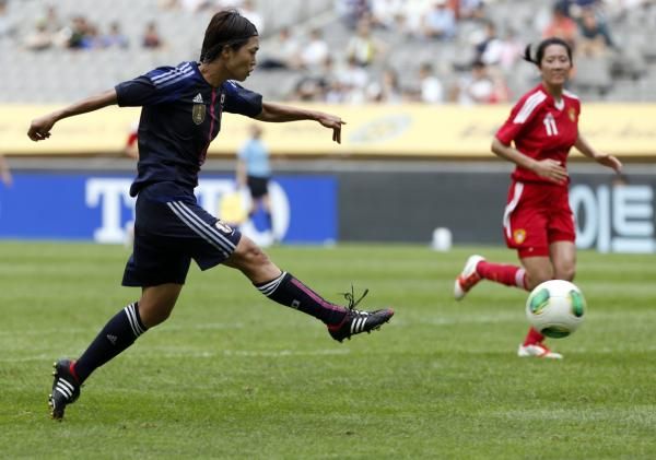 المهاجمة اليابانية كوزوي اندو عند تسجيلها الهدف الأول بمرمى الصين