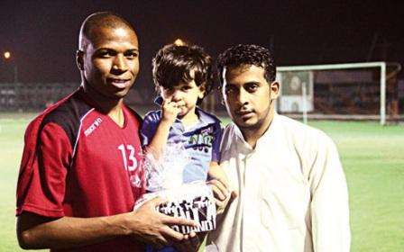 الطفل الذي أهدى بني عطية هدية تذكارية 