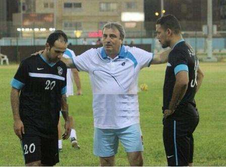 ميهاي يوجه زكي والحربي خلال تدريب السالمية