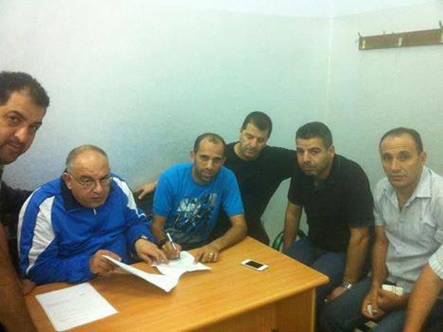 عسلية يوقع للأهلي