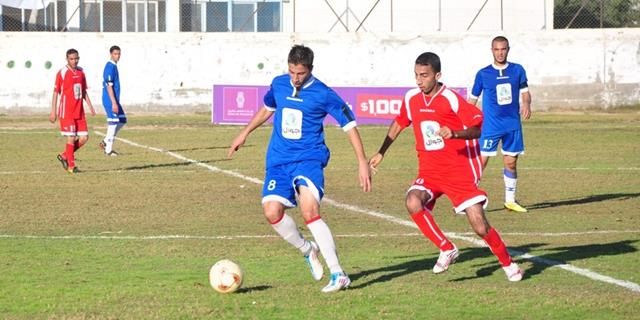 الهندي يحاول السيطرة على الكرة في ظل حراسة محمود حجازي لاعب الأهلي