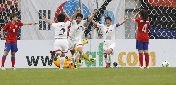 فرحة اللاعبات الكوريات الشمالية بعد فوزهن على الكوريات الجنوبيات