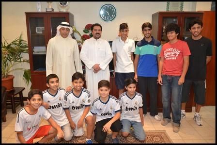 عبدالعزيز عاشور  وعلي عبدالرضا مع مواهب اكاديمية ريال مدريد واولياء امورهم بعد انضمامهم للعربي
