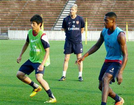 آرسين فينجر والياباني ريو ميايتشي ( يسار ) في التدريب الأخير لأرسنال 