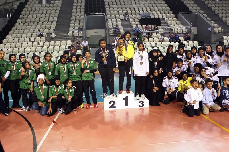 تتويج الفرق الفائزة بدوري النساء لكرة اليد