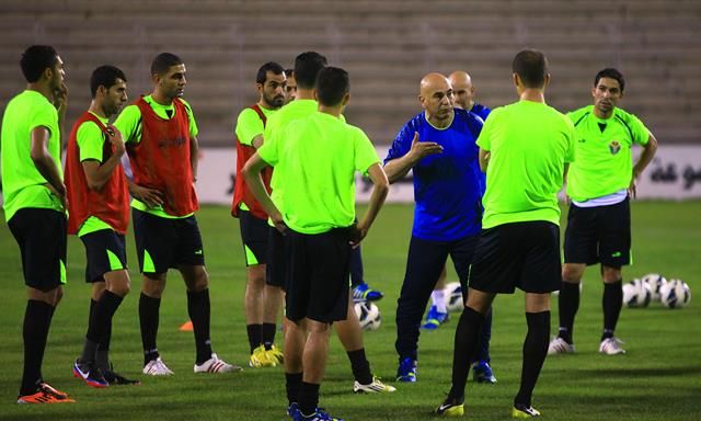 حسام حسن يوجه لاعبيه خلال التدريبات 