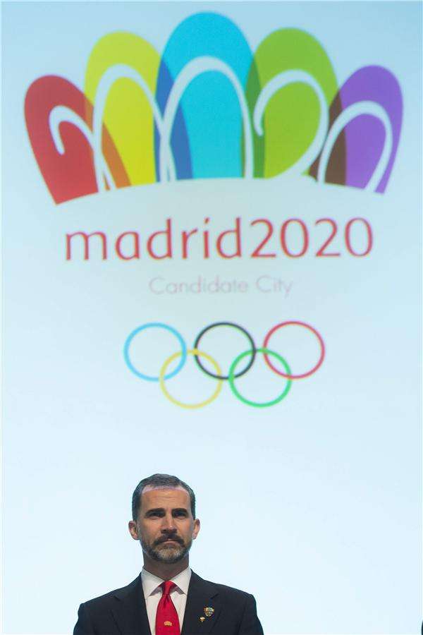 الأمير فيليبي ولي عهد اسبانيا أمام شعار مدريد 2020