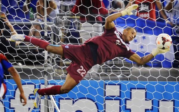 حارس هندوراس يتصدى لهجمة من كوستاريكا