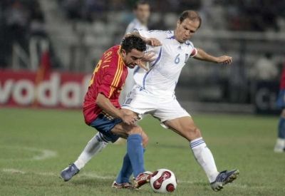 إقزافي يحاول التخلص من اليوناني أنجليوس باسيناس