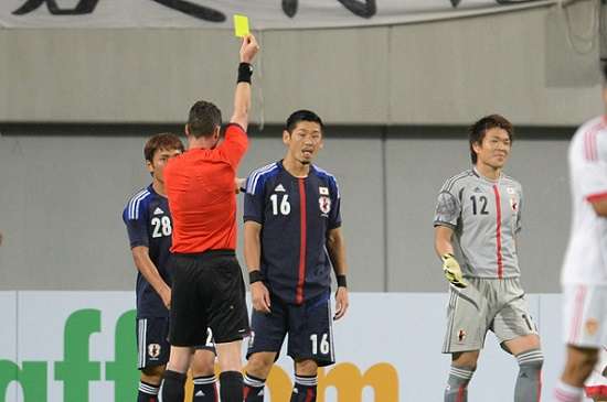 يوزو كوريهارا عند حصوله على البطاقة الصفراء بعد تسببه بركلة جزاء