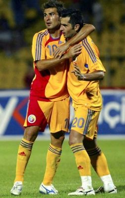 أدريانو موتو يحتفل مع زميله نيكولا ديكا 