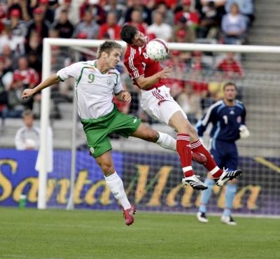 الدنانمركي دانيال آجر يصارع على الكرة مع الإيرلندي كيفن دوللي