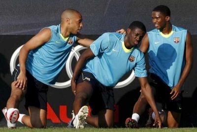 من اليسار لليمين: الفرنسي تييري هينري, الايفواري توري يايا والكاميروني صاموئيل ايتو اثناء وحدة تدريبية لبرشلونة