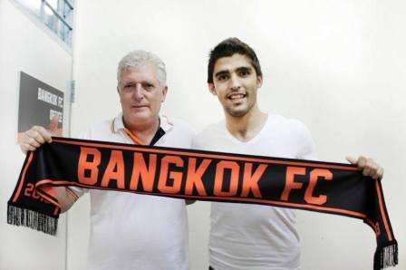 زيد جابر مع مدرب فريق بانكوك البرازيلي اميوري  