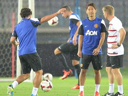 شينجي كاجاوا يجري تدريباته مع فريقه على أرضية ستاد يوكوهاما باليابان