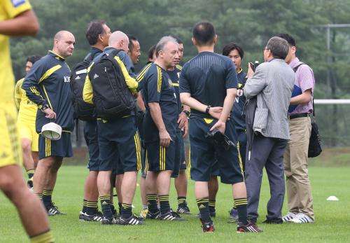 الجهاز الفني بقيادة الإيطالي زاكيروني يتناقش مع إدارة البطولة حيال قرار الاستبعاد