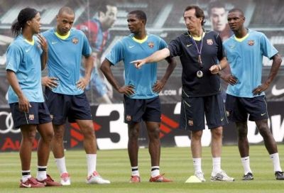 هنـري يتوسـط زملائه رونالدينهـو وإيتـو وأبيدال وبجوارهم مدرب الـلياقة في برشلونه