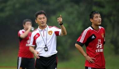 مدرب منتخب الصين فو بو بالتدريبات