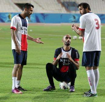 حديث بين فهد عوض والحارس مصعب الكندري ووليد علي لاعبو نادي الكويت