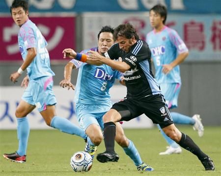 اليساندرو ديل بييرو امام مدافعي فريق ساجان توسو الياباني