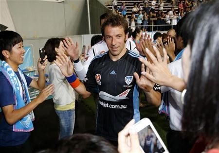 ديل بييرو يصافح الجماهير اليابانية بعد نهاية المباراة