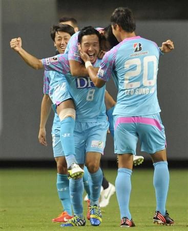 الياباني كوتا ميزونوما ( رقم 8 ) يحتفل بعد تسجيله الهدف الثاني