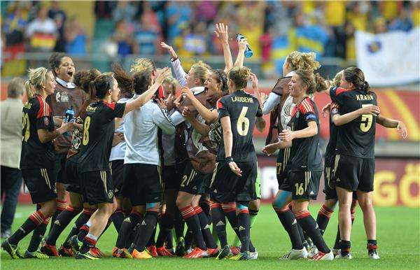 لاعبات ألمانيا تحتفلن بالفوز